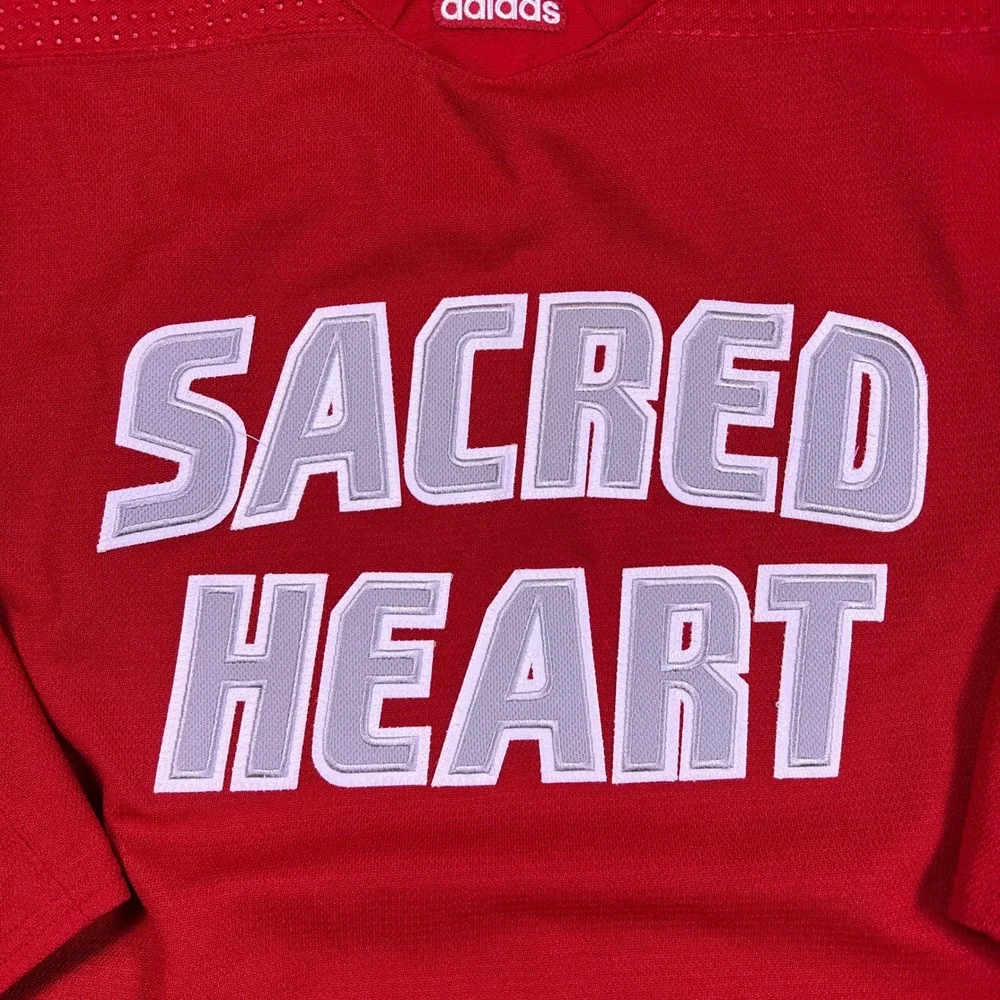 Adidas MiC Sacred Heart University Hockey Jersey V-Neck SHU Mens 56 Red‎